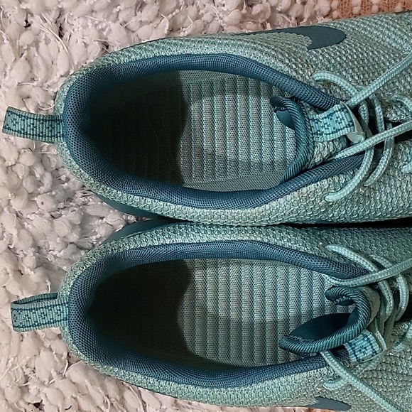 Nike Roshe Sneakers - Picture 9 of 12